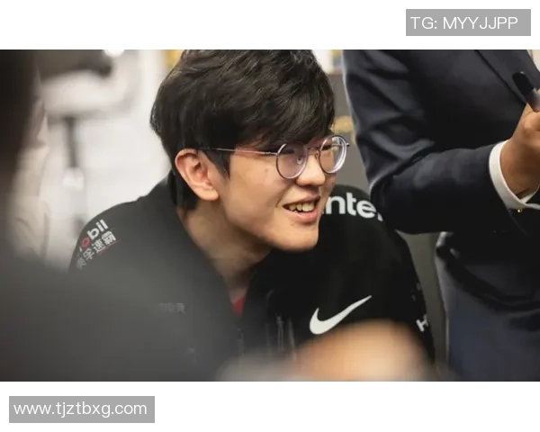 足球巨星化身老者展现幽默才华引发观众热议与感动