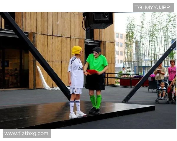 足球明星与小朋友的欢乐互动瞬间展现温馨与乐趣